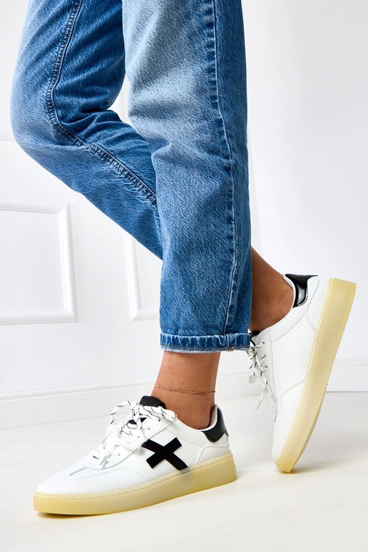 Balti sportbačiai ant platformos su...