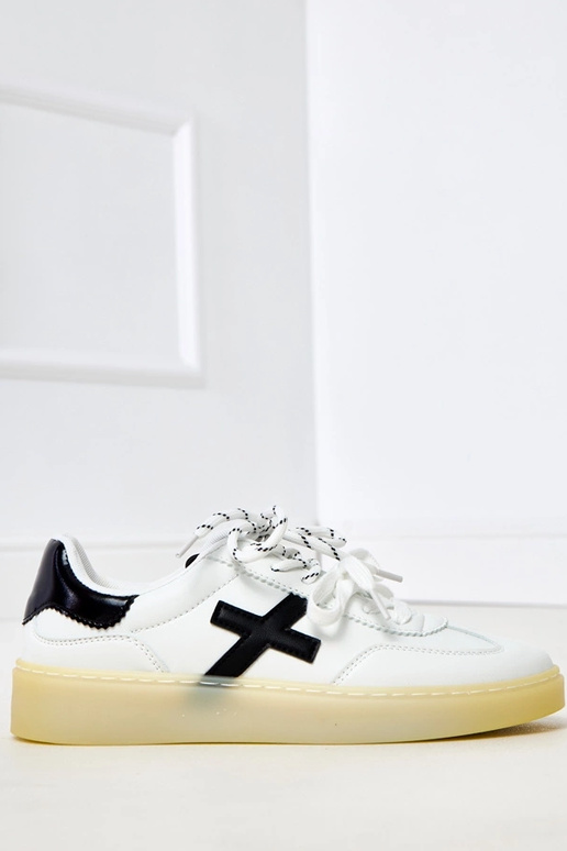 Balti sportbačiai ant platformos su...