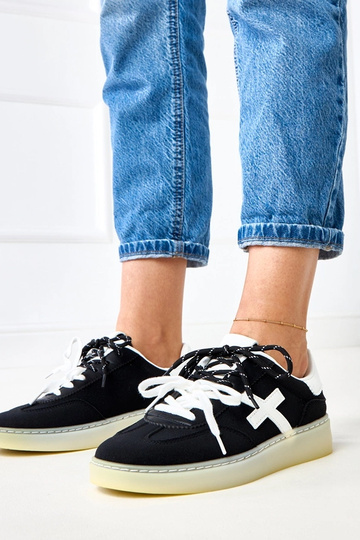 Juodi sportbačiai ant...