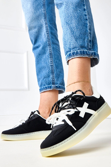 Juodi sportbačiai ant... 2