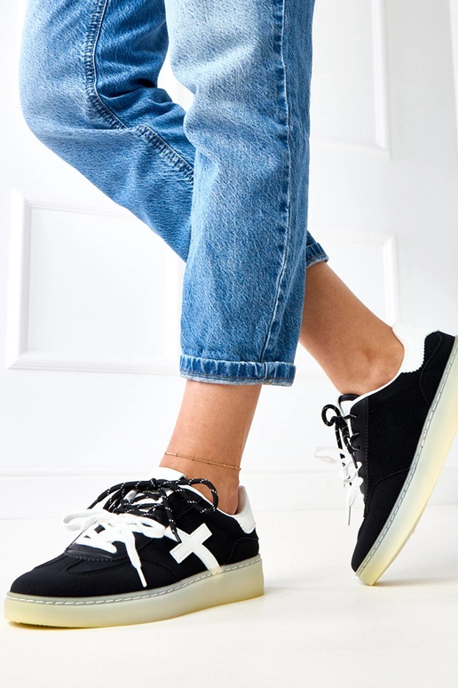 Juodi sportbačiai ant platformos su...