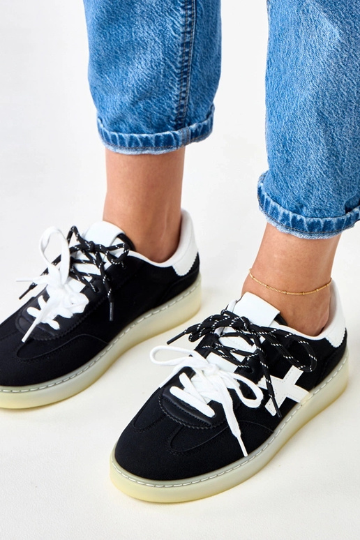 Juodi sportbačiai ant platformos su...