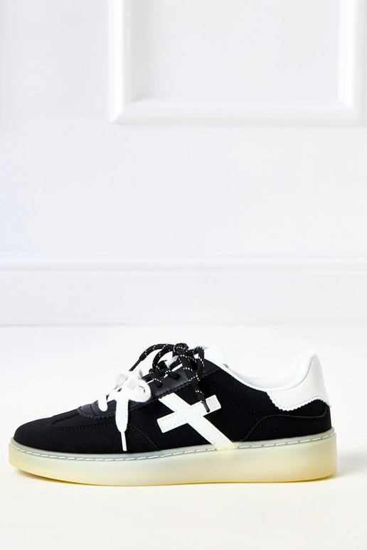 Juodi sportbačiai ant platformos su...