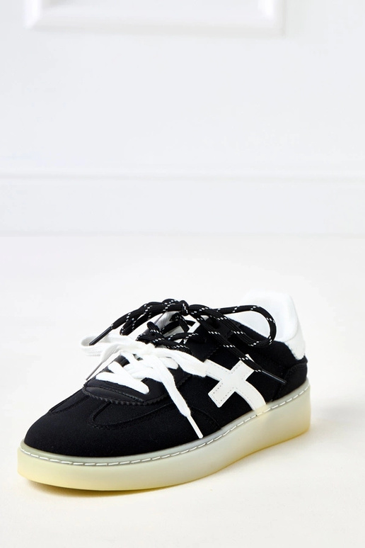 Juodi sportbačiai ant platformos su...