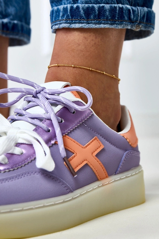 Violetiniai sportbačiai ant...