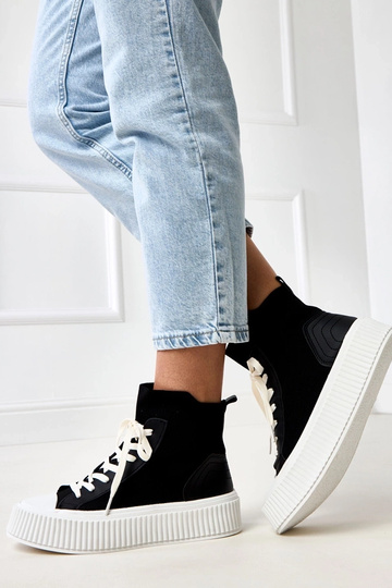 Juodi įsispiriami kojinių...