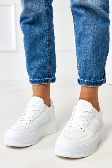 Balti sportiniai bateliai...