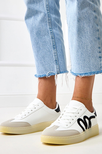 Balti sportiniai bateliai...