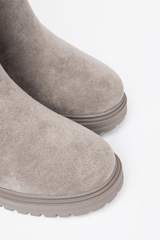 Patogus pilkos spalvos batai na masyĮnej podeszĮie