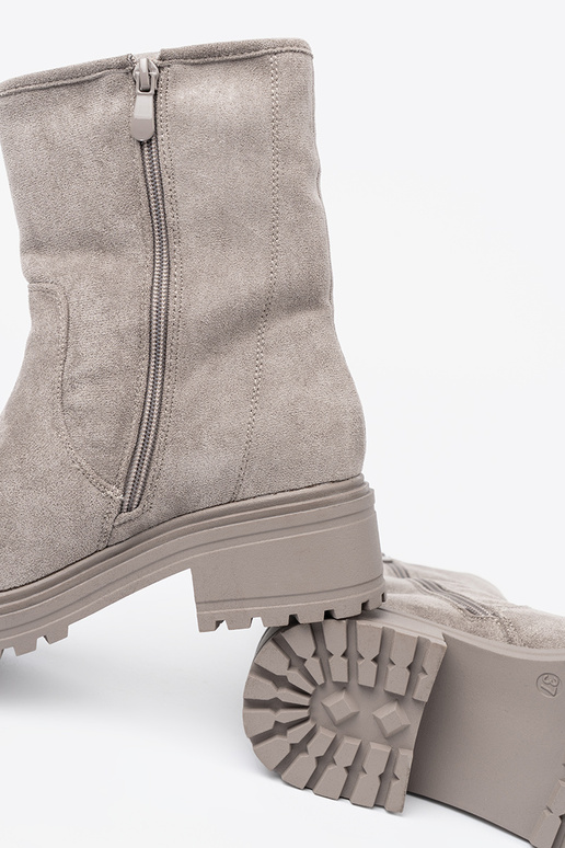 Patogus pilkos spalvos batai na masyĮnej podeszĮie