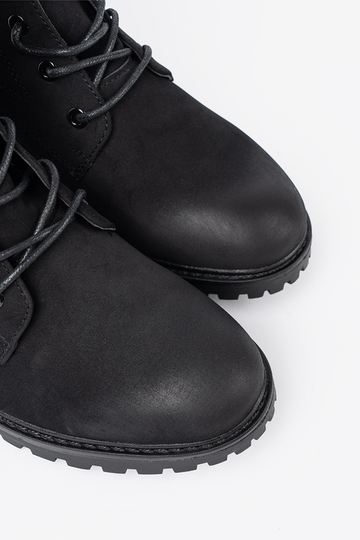 Tai turidingi juodos spalvos auliniai batai z ozdobnym raišteliaim