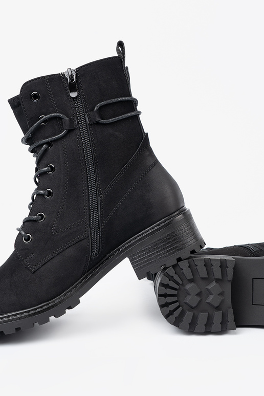 Tai turidingi juodos spalvos auliniai batai z ozdobnym raišteliaim