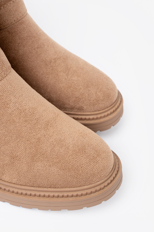 karamelinės spalvos batai z ozdobnymi auksinismi klamrami