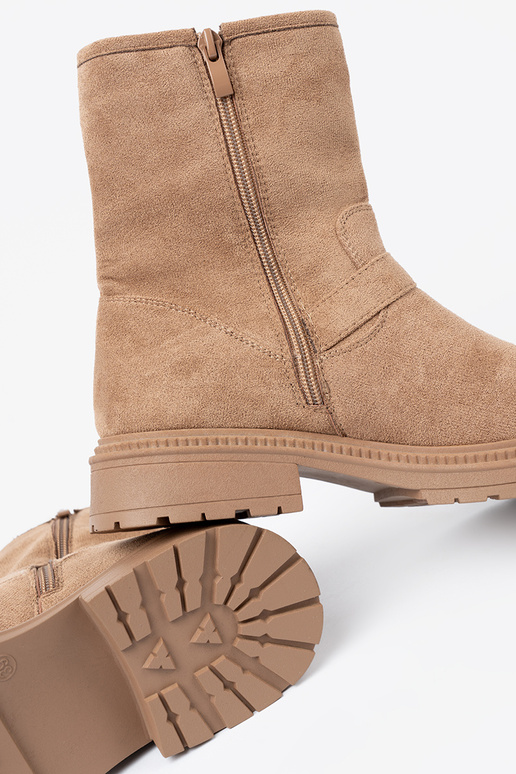 karamelinės spalvos batai z ozdobnymi auksinismi klamrami