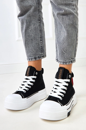 Juodi aukšti platforma...