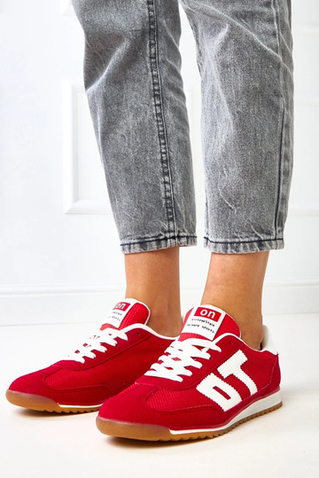 Raudoni sportiniai...