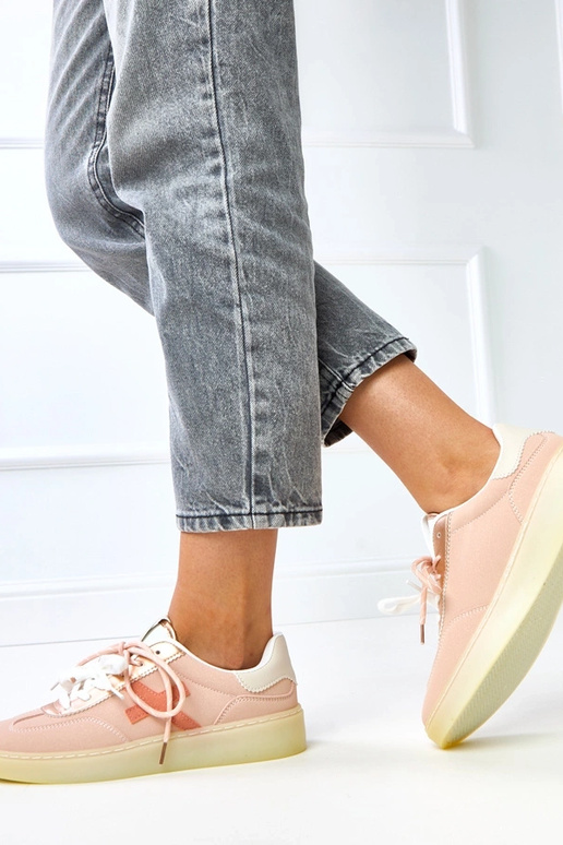 Rožiniai sportbačiai ant platformos...