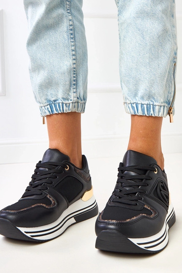 Juodi sportbačiai ant...