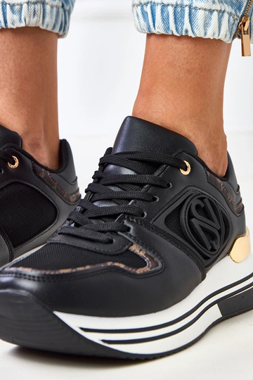 Juodi sportbačiai ant... 2