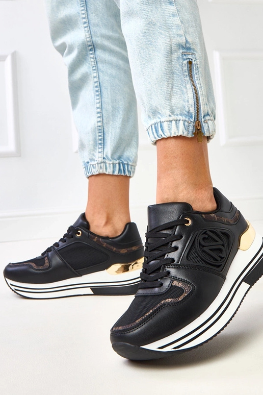 Juodi sportbačiai ant platformos su...