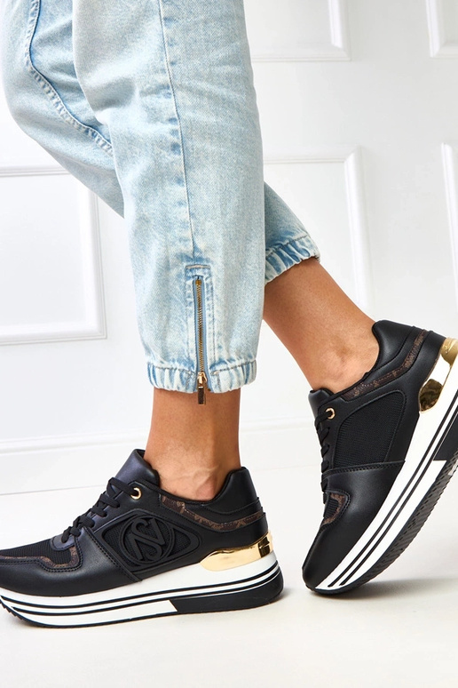 Juodi sportbačiai ant platformos su...