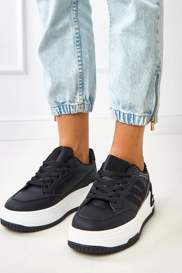 Juodi sportbačiai ant...