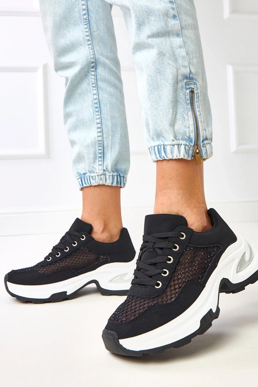 Juodi sportbačiai ant platformos su...