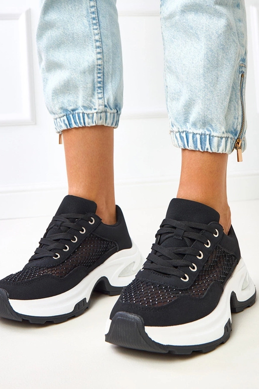 Juodi sportbačiai ant platformos su...