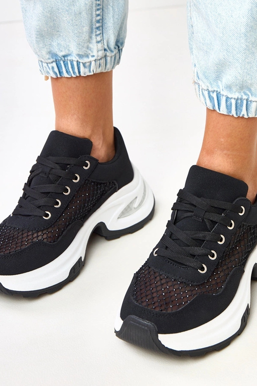 Juodi sportbačiai ant platformos su...