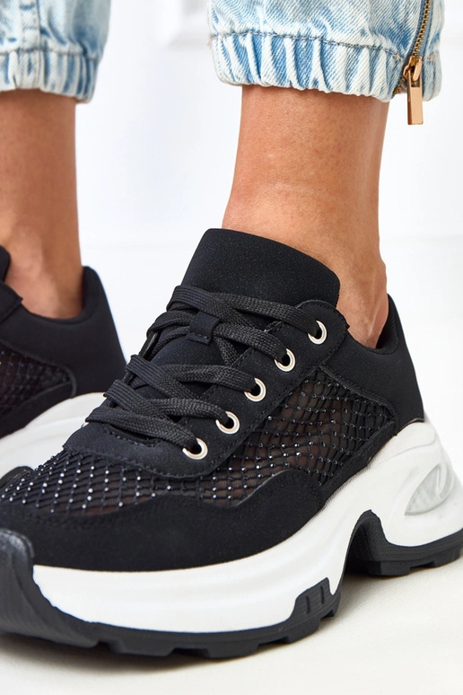 Juodi sportbačiai ant platformos su...