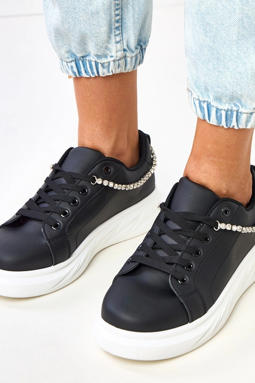 Juodi sportbačiai ant platformos su...