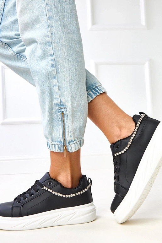 Juodi sportbačiai ant platformos su...