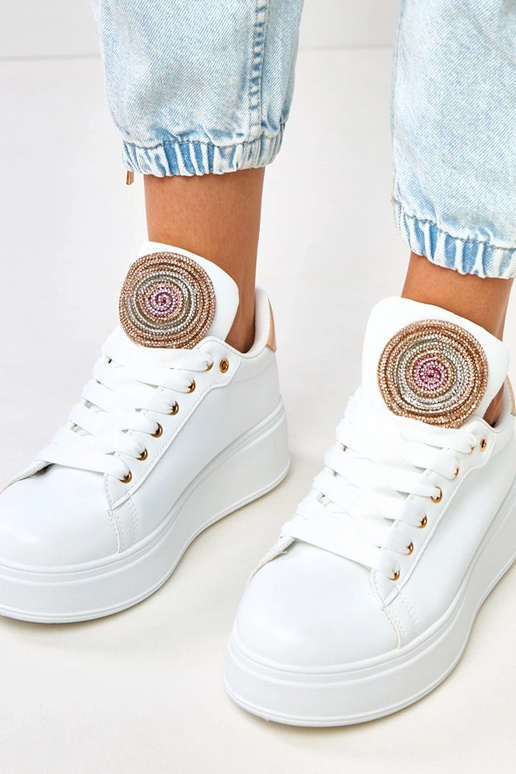 Balti sportbačiai ant platformos su...