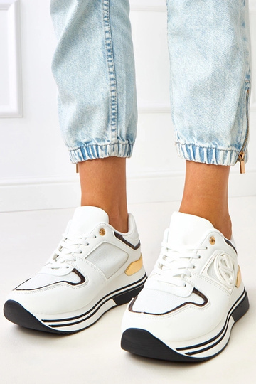 Balti-juodi sportbačiai ant...