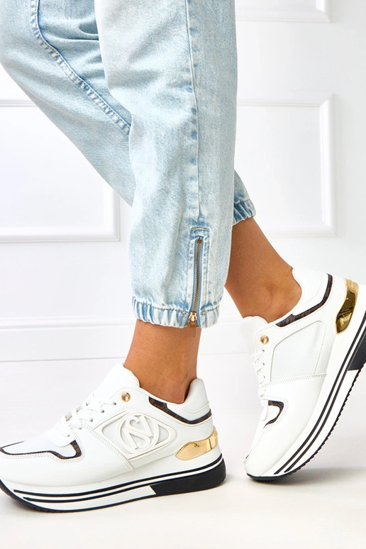 Balti-juodi sportbačiai ant...