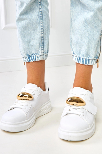 Balti sportbačiai ant...