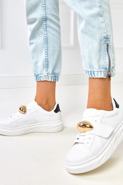 Balti sportbačiai ant platformos su...