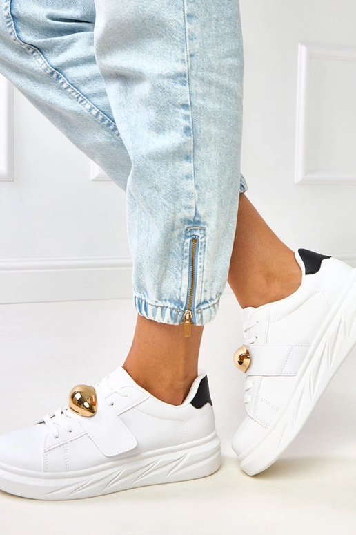 Balti sportbačiai ant platformos su...