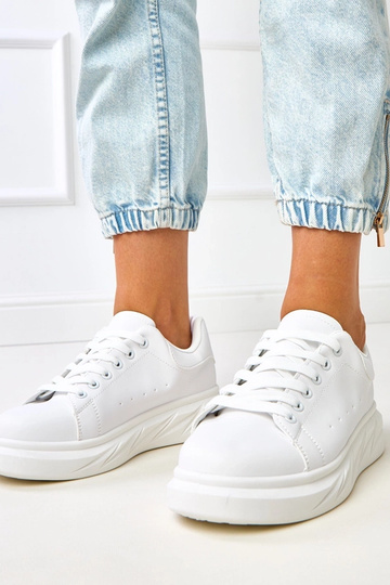 Balti sportbačiai ant...