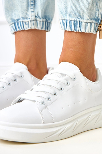 Balti sportbačiai ant... 2