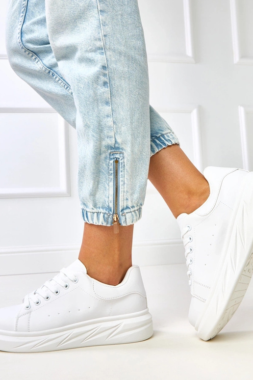 Balti sportbačiai ant platformos...