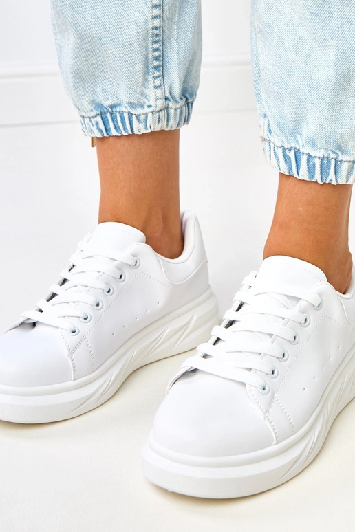 Balti sportbačiai ant platformos...