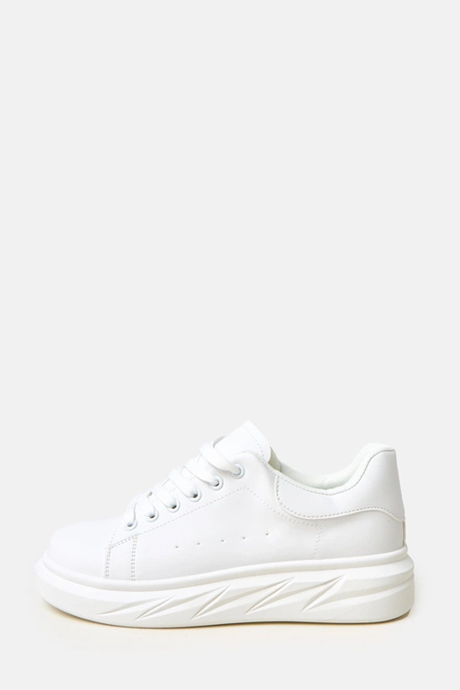 Balti sportbačiai ant platformos...