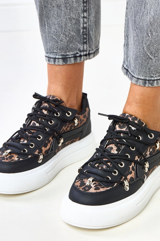 Juodai-balti sportbačiai ant...