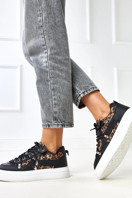 Juodai-balti sportbačiai ant...