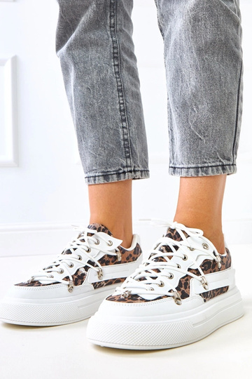 Balti sportbačiai ant...