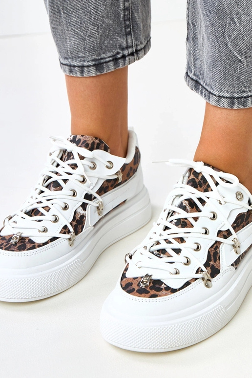 Balti sportbačiai ant platformos su...