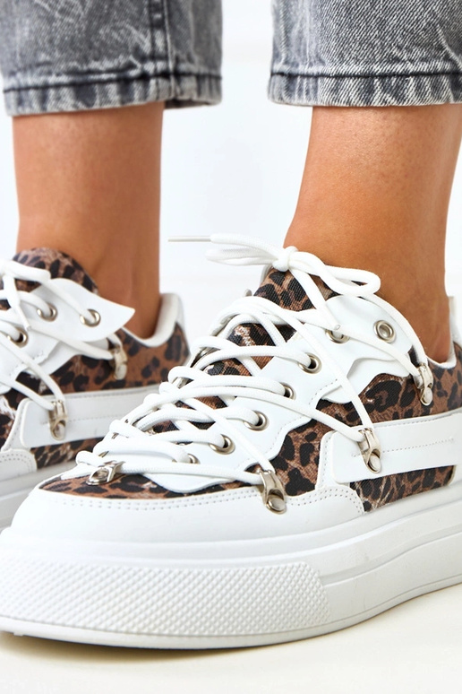 Balti sportbačiai ant platformos su...