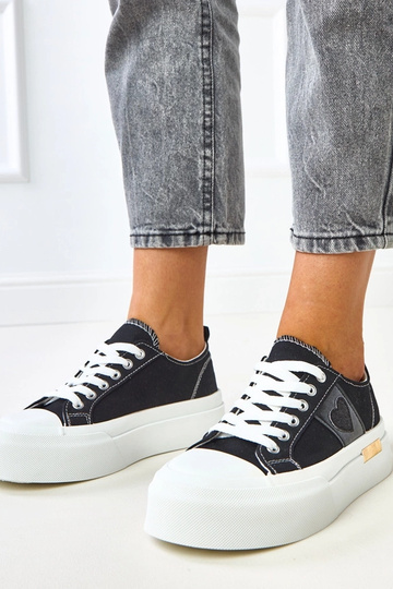 Juodos sportinės kurpaitės...