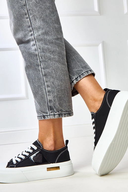 Juodos sportinės kurpaitės...